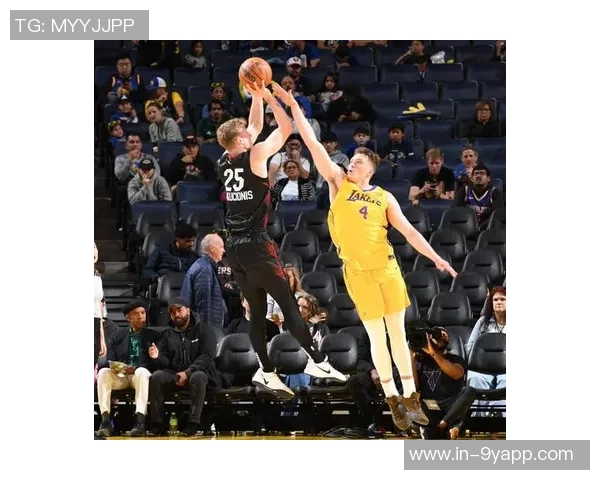 库里弧顶接球失去重心却依然精准命中布朗尼面前三分球